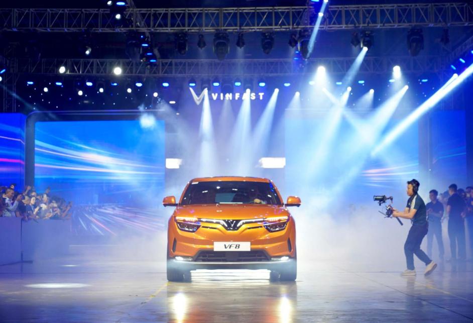 VINFAST LIEFERT ERSTMALS HUNDERT VOLLELEKTRISCHE SUV VF 8 AN KUNDEN UND IST BEREIT FÜR DEN WELTWEITEN EXPORT